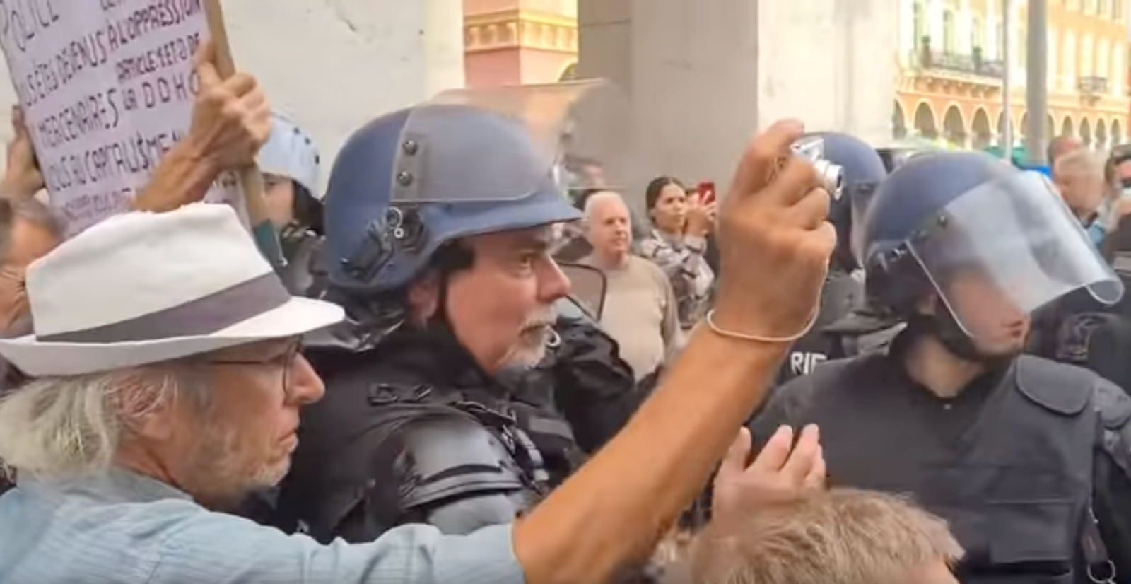 f55119_4e47e841c0e448948f5661f366215b0fmv2 Nice : manifestants bouillants et CRS en détresse