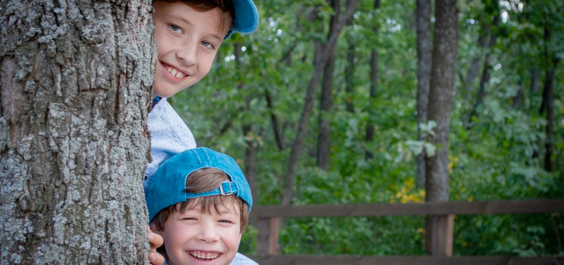 f55119_4f1a8edda8f84e21a22c63f059f30a5emv2 L’école en forêt : un apprentissage libre, au grand air…