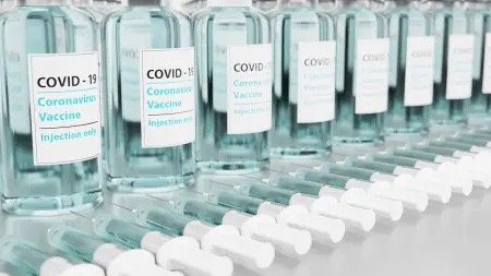 f55119_9b305863fa4f46ebab801f9d71755cb3mv2 “Vaccination” contre la COVID-19 : un remède pire que le mal ?