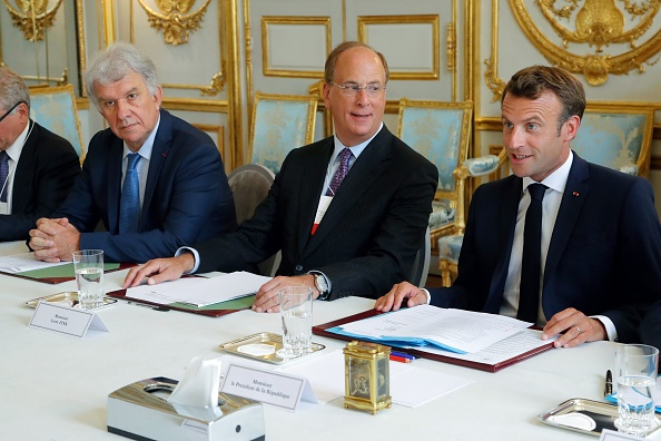 f55119_b35b1aa71b4243f7b4909db7f2ca7dadmv2 BlackRock Gate : comment son PDG Larry Fink s’est payé Macron