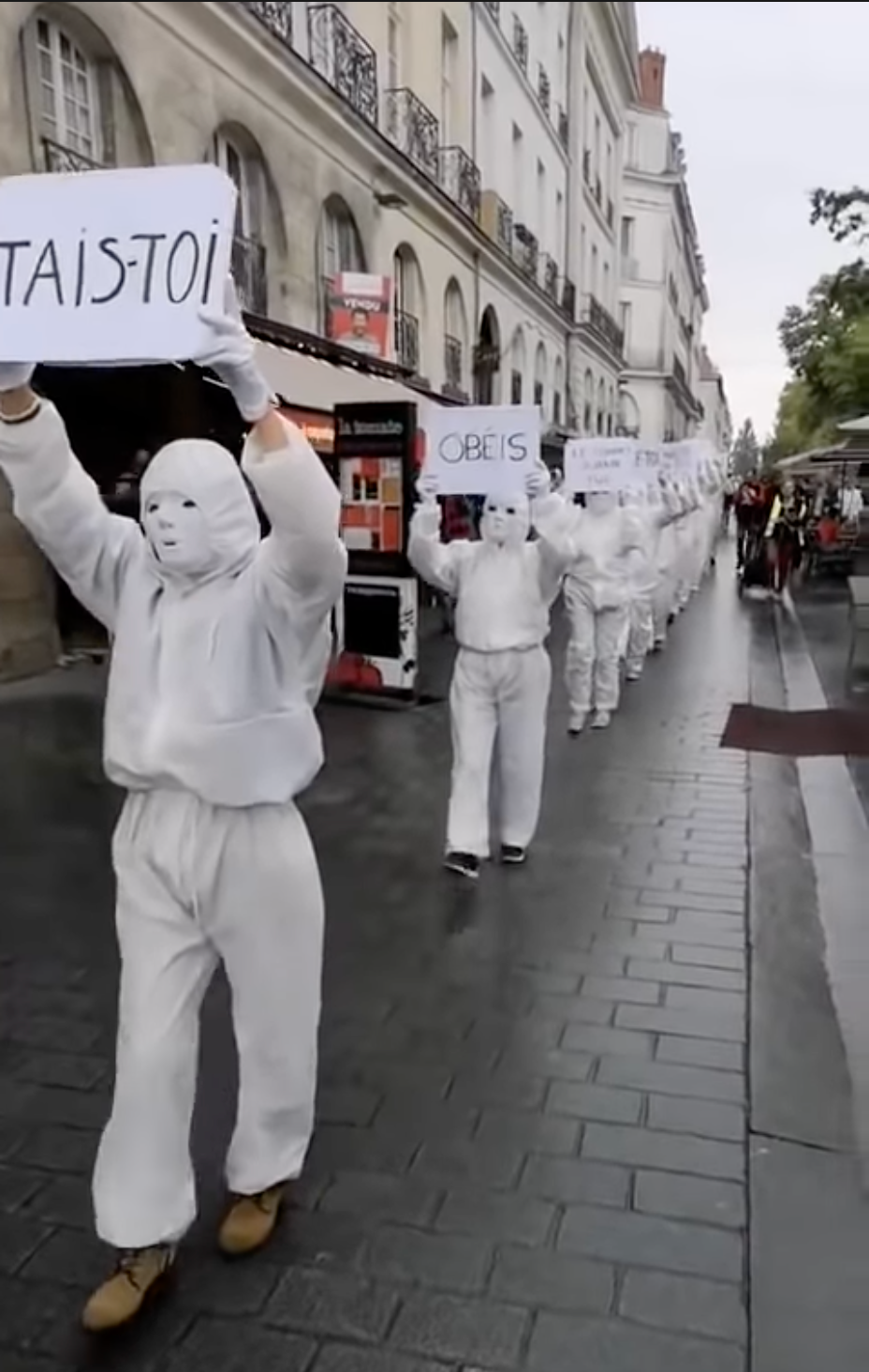 f55119_c898955faa2f4392bc8796bdf90648f2mv2 Prestation spectaculaire des masques blancs dans une rue piétonne de Nantes