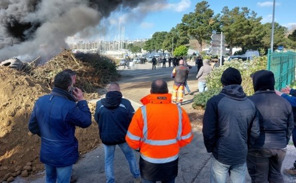 f55119_dcecbd3367b64b1f9cff1fc4c77e15e3mv2 Les manifestants toujours mobilisés au dépôt pétrolier de Brest