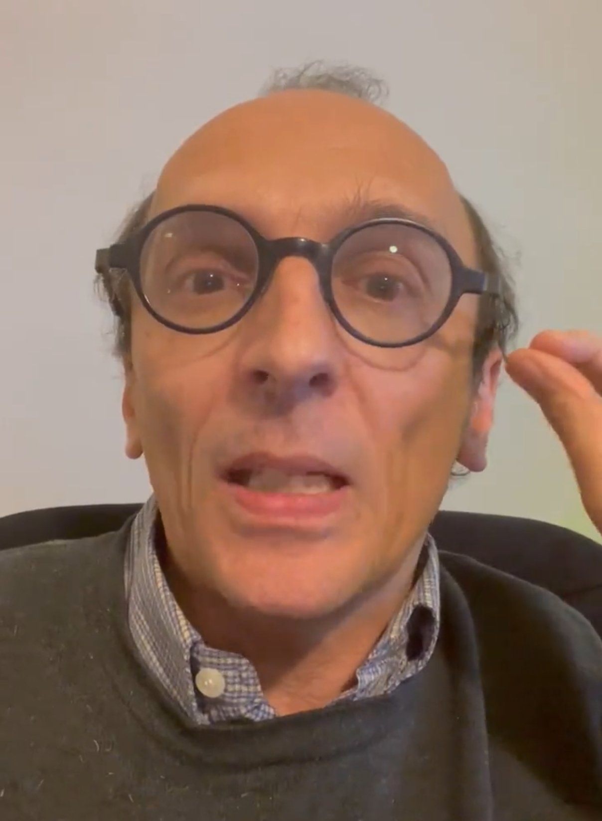 f55119_e9cdf6d9f300493ab8ae3c540fe9d742mv2 Maître Di Vizio: « il faut arrêter Emmanuel Macron ! »