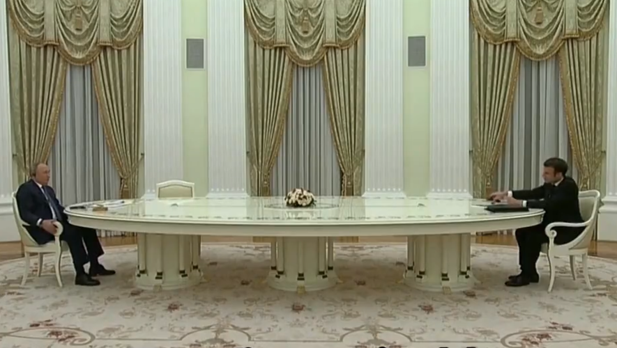 f55119_eb1f1d6b88e84704a9656b4885575302mv2 La table