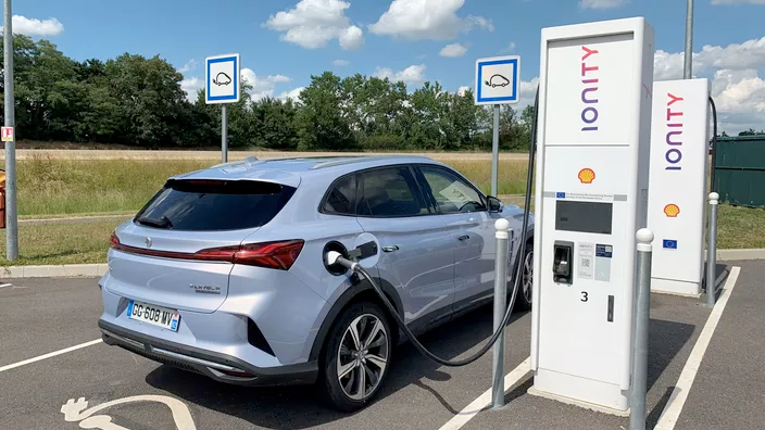f55119_f54a4ab95a714074bcd4ada283b80099mv2 Véhicule électrique: le kilowatt aussi cher que l’essence